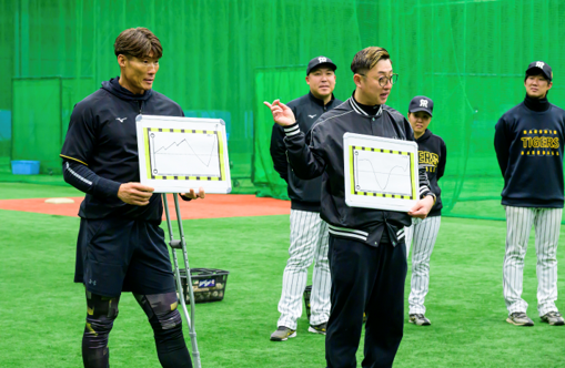 阪神タイガースOB選手 糸井 嘉男さん今成 亮太さんが「ドコモ未来フィールド」で子どもたちにマンツーマン野球指導！　阪神甲子園球場で、子どもたちの夢を全力応援！