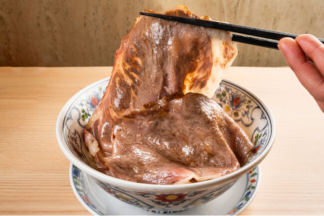 黒毛和牛サーロインを目の前で炙る！？ 1杯3,630円 “和牛すき焼き豚骨ラーメン”とは？