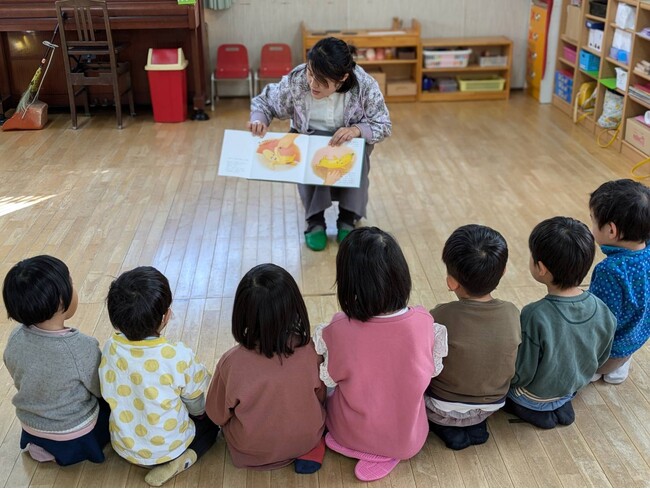 クラファン支援で和歌山県那智勝浦町の保育園児らに絵本15冊を寄贈