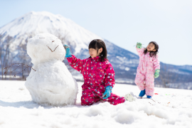 朗らかな春陽気に雪を楽しむ子どもたち 朗らかな春陽気に雪を楽しむ子どもたち