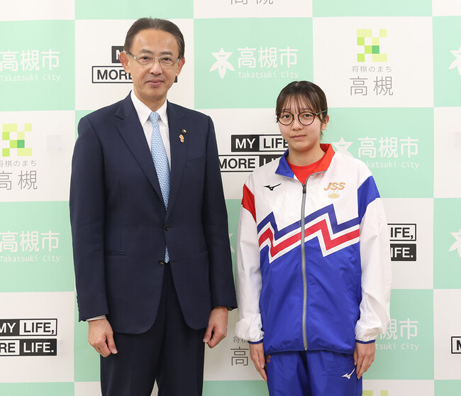高槻市立第十中3年の山崎瑠花さんが水泳の日本選手権大会出場を市長に報告