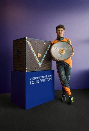 【ルイ・ヴィトン】フォーミュラ1(R) ルイ・ヴィトン オーストラリア グランプリ 2025 ランド・ノリスが特別仕様のルイ・ヴィトン トロフィー・トランクに収められたトロフィーを獲得
