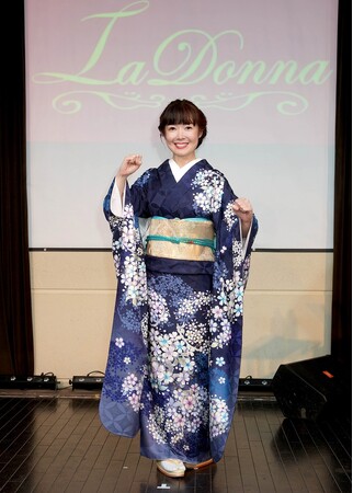 田川寿美が東京・原宿でライブを開催。約１４０人のフ ァンの前で昭和１００年をテーマに全１７曲熱唱