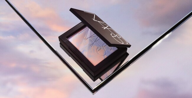 【NARS】2024年瞬く間に完売した人気商品「ライトリフレクティング プリズマティックパウダー」が待望の復刻