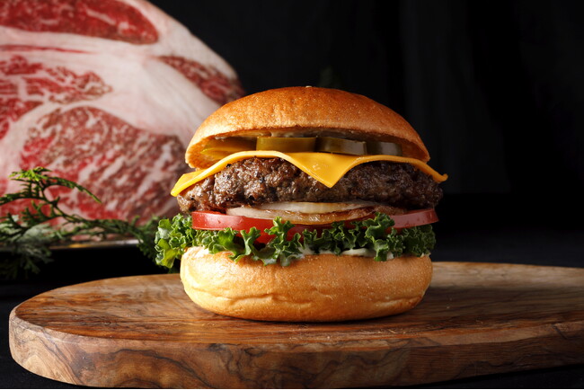 肉汁滴るうまさメジャー級!日米の文化が融合した和牛バーガー誕生