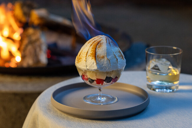 【星のや富士】ウイスキー香る炎をまとうかき氷「夏夜の森 グランピング焼き氷」を提供