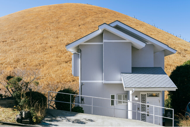 大室山と富士山を一望できる1日1組限定の贅沢空間「COCO VILLA 大室山」が静岡県伊豆市にグランドオープン！前面ガラス張りのプライベートサウナも完備。