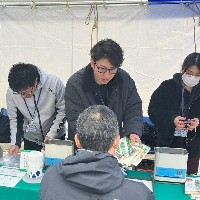 『静岡マラソンフェスタ2025』で眼鏡市場が出張メガネ点検を実施。地元静岡でメガネの点検を通し、スポーツとアイケアをサポート