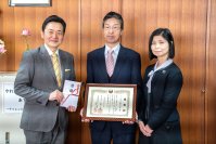 I-PEX、使用済みリチウムイオンバッテリーを活用した「RENERATH ソーラー街灯」を小郡市立東野小学校に贈呈