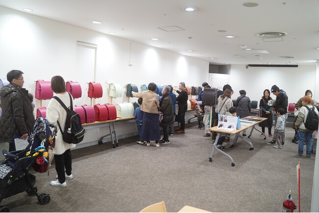 創業75年、手作りランドセルメーカー2社が東京・大阪で初の合同展示会を開催