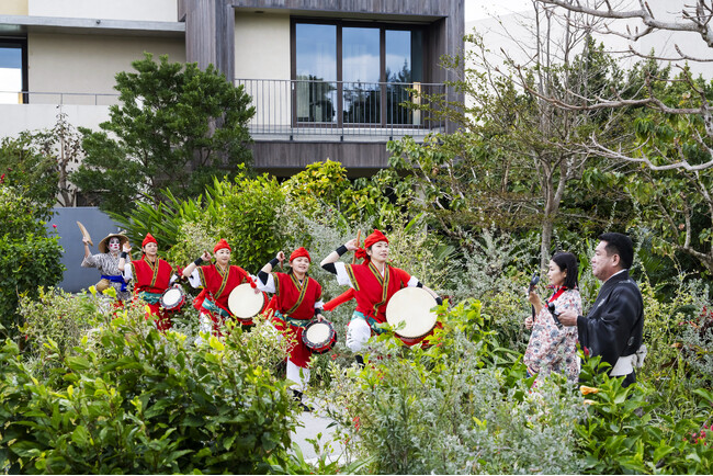 【星のや沖縄】エイサーを踊りながら練り歩く沖縄伝統の「道ジュネー」を体験する「しちぐゎちの集い」開催