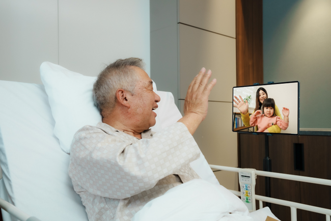 入院患者さまとご家族をつなぐ「扉を開くだけ」のビデオ通話端末「ワンタッチ面会テレビ ソバニル」を提供開始！JR東京総合病院に初導入！