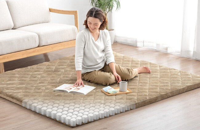 ラグなのに、まるでソファのような座り心地を実現！ラグの常識を覆すポケットコイル内蔵の極厚ラグ「もはや、ソファ。」