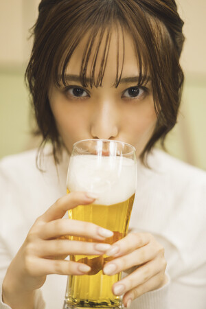 夏吉ゆうこ初の写真集から、お酒を嗜む新たな先行カットが解禁！