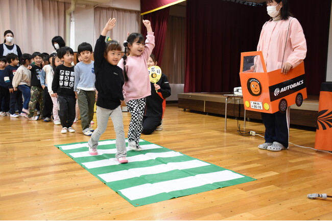 「ドライバーの目を見てから横断」新１年生に豊橋市とクライムが交通安全教室を実施