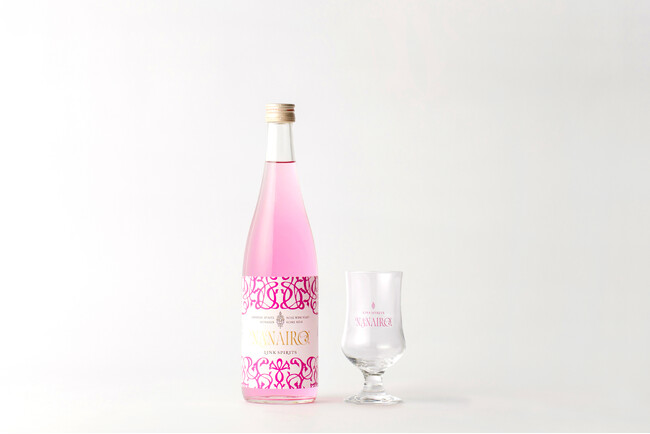 飲食店からの好評を受け、ピンク色の焼酎スピリッツ「NANAIRIO-七色-」の飲食店向け720mlボトルを新たに販売開始