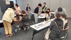 共栄大学が「かすかべSDGsフォーラム2025」でユニクロとワークショップを実施 ― 端切れバッグ作りを通してものの大切さを体感