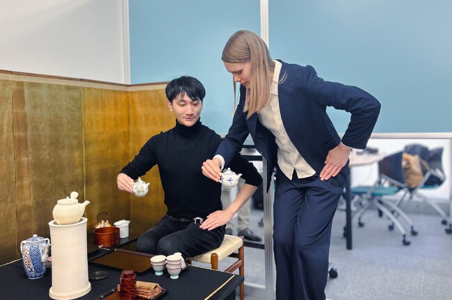 京都の企業、オフィスで茶道研修開始！「合同会社ふくろう」