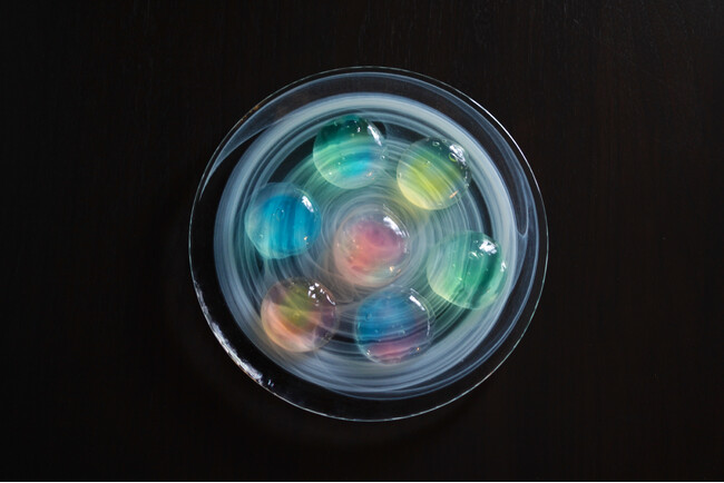 京都（祇園）のスイーツカフェ“吉祥菓寮”から、透き通った透明感がまるで「おはじき」のようなつるんと丸いカラフルなわらび餅「彩りわらび-おはじき-」が3月21日（金）に新登場。