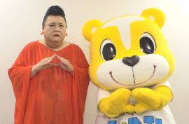 “おにぎりポーズ”でツーショット “おにぎりポーズ”でツーショット