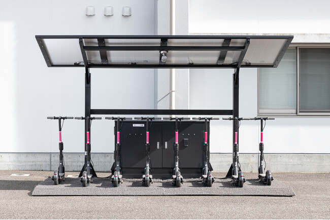 太陽光発電でエコロジーなモビリティ運用が可能に！電動キックボード向けオフグリッド充電システム「青空スマート」の取り扱いを開始