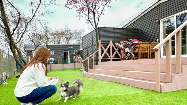 全客室に天然温泉露天風呂付き！静寂と癒しの宿泊体験を叶える、愛犬と泊まれるトレーラーハウスホテル「Solana伊豆高原」がグランドオープン