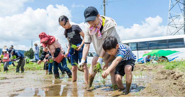 富山の農家で「“手植え”の田植え」と「お米の食べ比べ」が体験できる、5月24日（土）宿泊プランを富山の春日温泉の旅館『ゆ～とりあ越中』が10組限定で発売。ご家族と一緒に“お米”を学ぶ特別なひとときを！