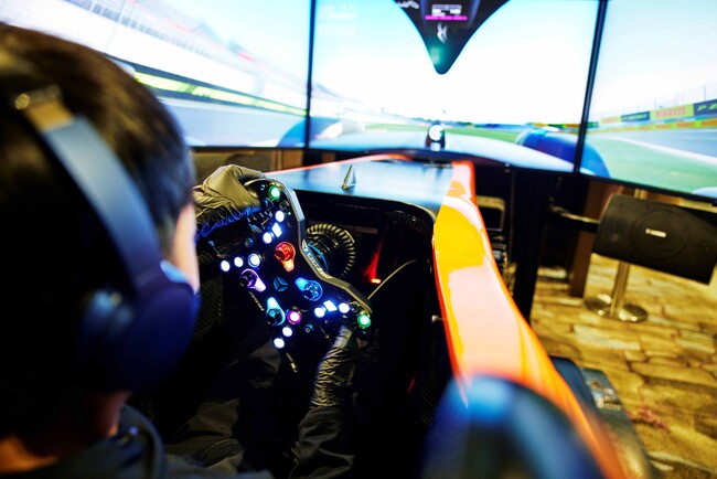 ヒルトン大阪で究極のレーシングシミュレーター体験を映像、音、振動が織りなすリアルなレースの世界へ【レーシングカーシミュレーター体験イベント】　2025年3月26日（水）～4月7日（月）に開催