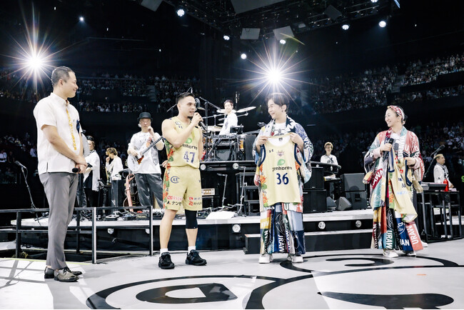 ドリカムツアー千秋楽で、天皇杯優勝の琉球ゴールデンキングス 平良選手がユニフォーム贈呈!
