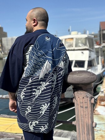 伝統の藍染めとサステナブルなファブリックによる万博のユニフォーム
