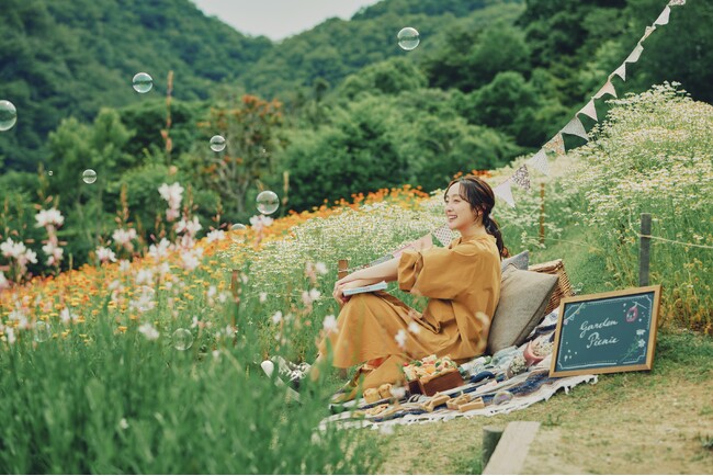 ピクニックの季節が始まりました。大人気の“手ぶらおしゃピク”企画「Garden Picnic2025」春シーズンのご予約を受付中。華やかな花々やロケーションが、上質で特別なピクニックを演出します