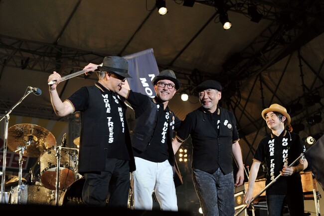 多くの人に愛されたフェス「WORLD HAPPINESS」より高橋幸宏が参加した楽曲のライブ音源、映像の初パッケージ化が決定！116Pの豪華ブックレット付き。