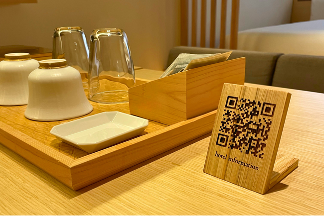 ホテル カンラ 京都 に、ホテル内で使用された竹割り箸を再利用し館内案内POPを導入しました