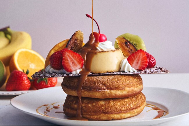 プリンは“固め派”に捧ぐ。20万食超えのふわもちパンケーキと出会う春。「ビブリオテークのプリンアラモードフェア」開催。