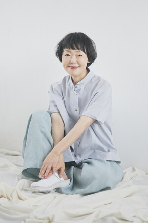 小林聡美さんが着こなす「奈良から届ける日常着」夏のイメージビジュアルを公開。【entwa /エントワ】
