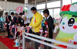 開幕式テープカットの様子