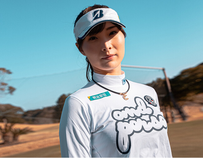 【182本限定】美人女子プロゴルファー・鶴岡 果恋との記念モデルが4月発売！無限の可能性を引き出す、最新の医療機器メーカー パワードギア社と用具アンバサダー契約を締結