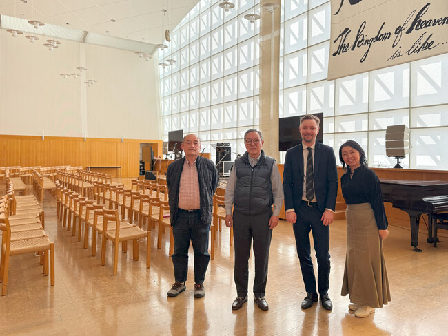【IL DESIGN(イル デザイン)】J.L. Mollers(J.L.モラー) Mikkel社長来日、先代デザインの椅子が並ぶ