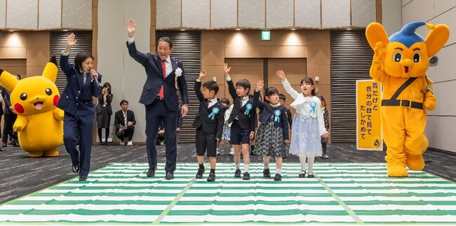 今年も新小学一年生へ、100万枚の「黄色い「ピカチュウ」ワッペン」を贈呈新小学一年生16名が参加ピーポくん、警視庁の協力で交通安全教室も開催