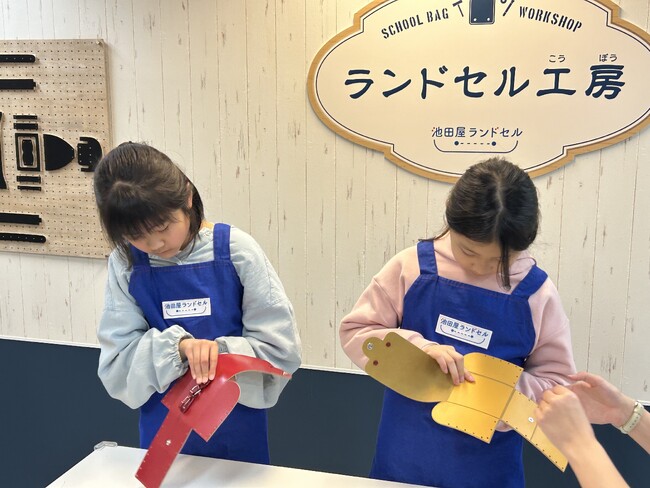 キッザニア甲子園でこども達がランドセル職人の仕事に挑戦、今年は「オリジナルネームタグ ワークショップ」も開催！