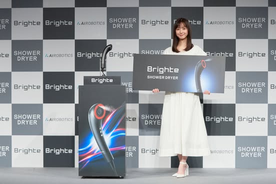【イベントレポート】ブランドアンバサダー佐々木希さん登壇！Brighte新ドライヤー「SHOWER DRYER」を体験！ミストセラムによる“つやつや仕上がり”に「すごい！」と大絶賛