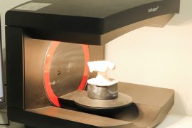 入れ歯データ取得のためスキャン中