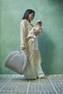 2Lペットボトル1本分の軽さで楽々持ち運び 2Lペットボトル1本分の軽さで楽々持ち運び