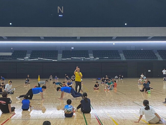 栃木県内の約200組の小学生とその保護者を対象にした、栃木県教育委員会が主催の「とちまる体力アップ教室」を開催！運動の楽しさやできる喜びを実感し、家庭でも取り組める運動プログラムを提供