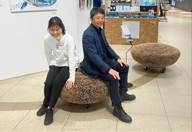 大阪・関西万博 シグネチャーパビリオン「EARTH MART」の茅葺き屋根でも利用された、熊本県 阿蘇の草原の茅を使用したソファなどのプロダクト・インテリア家具が完成！