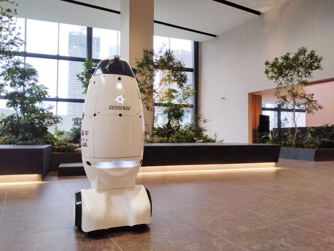 グラングリーン大阪（GRAND GREEN OSAKA）南館にて警備ロボット「SQ-2(エスキューツー)」の本格稼働を開始