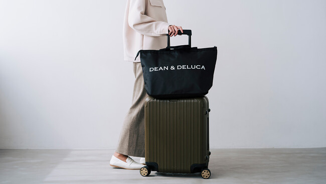 【DEAN & DELUCA】4月1日（火）発売 旅支度をもっと軽やかに。たためばコンパクト、広げれば大容量の数量限定トラベルバッグが登場