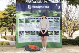 手束 雅選手とロボット芝刈機 Automower(TM)(オートモア) 手束 雅選手とロボット芝刈機 Automower(TM)(オートモア)