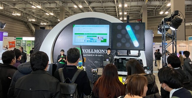 ヒューマノイドロボット「Comune+(R) Walker」が始動！　　　　車両片側交互通行誘導システム「Comune+(R) model-S 2.0」と連動し、交通誘導警備員と同じような誘導指示を実現！