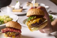 「ウルフギャング・ステーキハウス」大阪店　期間限定ランチコースメニュー「ハンバーガースライダーランチ」